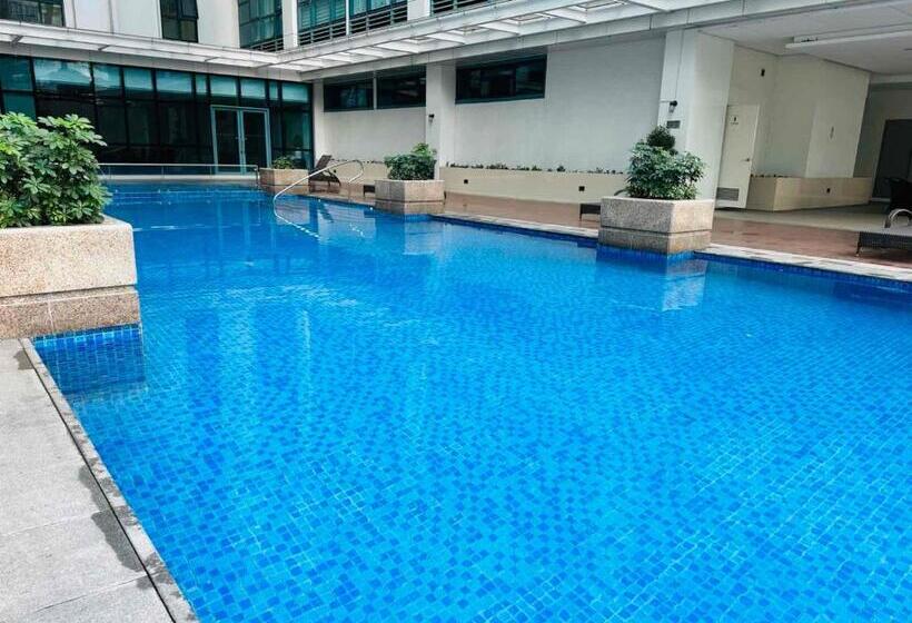 Deluxe Suite In Uptown Bgc With Fountain View