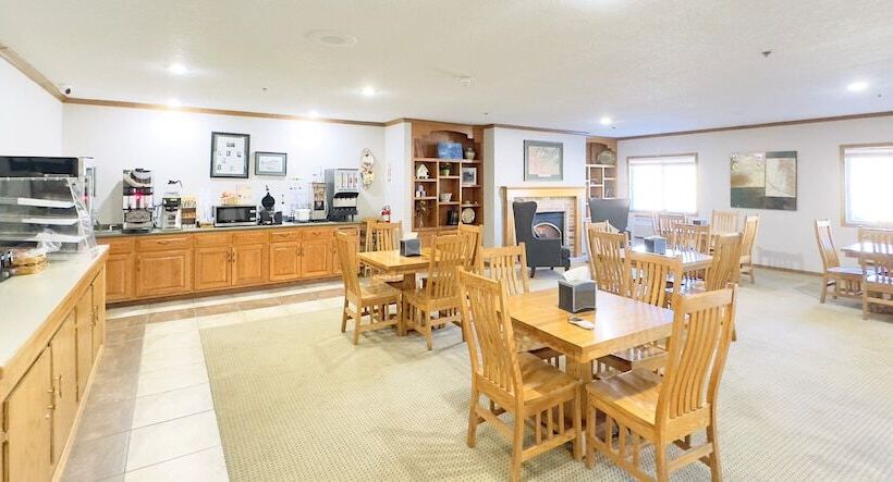 Отель Country Trails Inn &suites