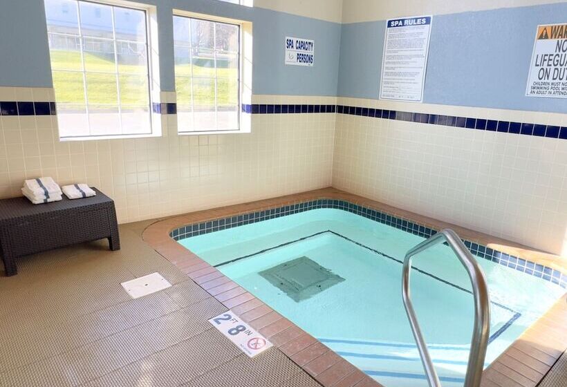Отель Country Trails Inn &suites