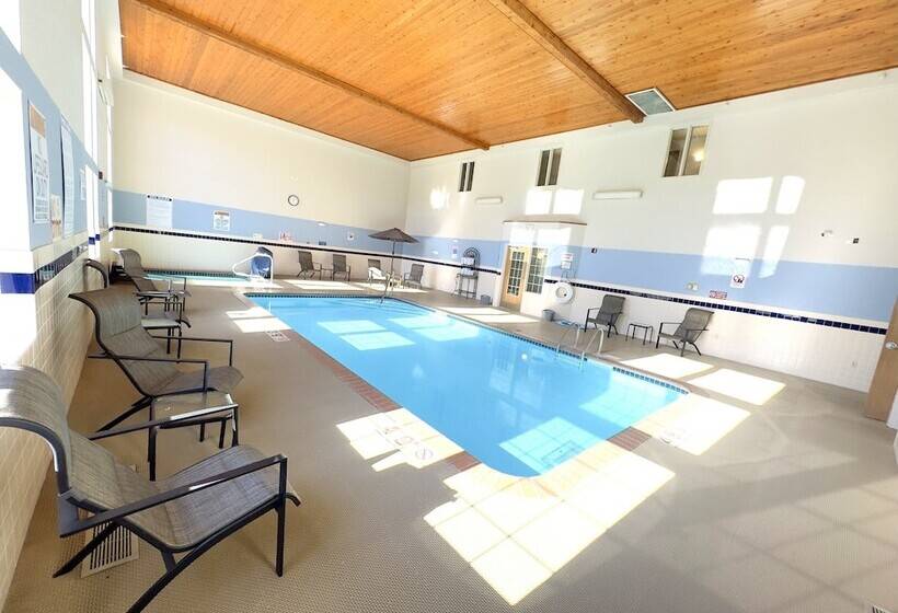 Отель Country Trails Inn &suites