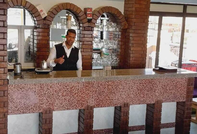 Merry Land Hotel & Roof Top Nile Restaurant Luxor