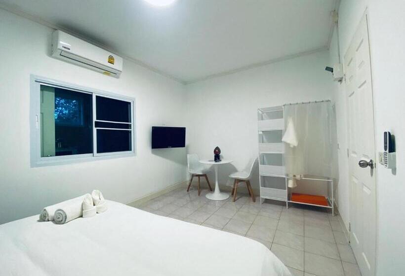 Отель Elephant Sports Bar And Accommodation