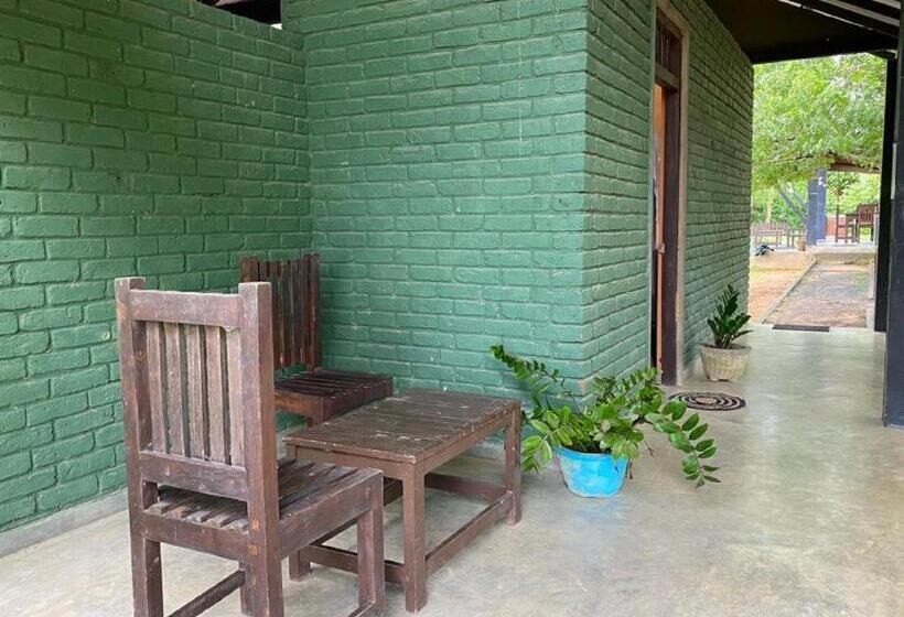 Yala Ying Yang Hostel & Camping