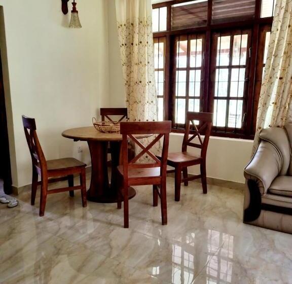 Отель Jayandra Holiday Bungalow