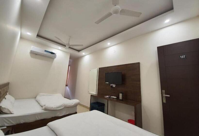 בית מלון כפרי New Gokul Grand