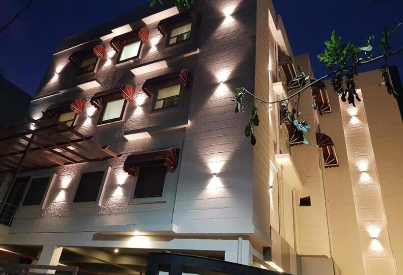 בית מלון כפרי New Gokul Grand