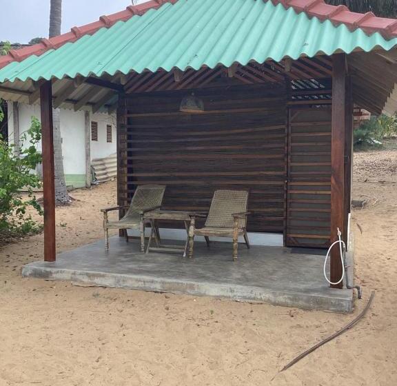 پانسیون Upali Beach Surf Resort & Café