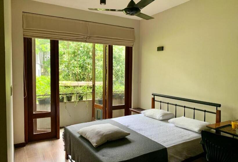 住宿加早餐  Cozy Luxury Room With Balcony View !