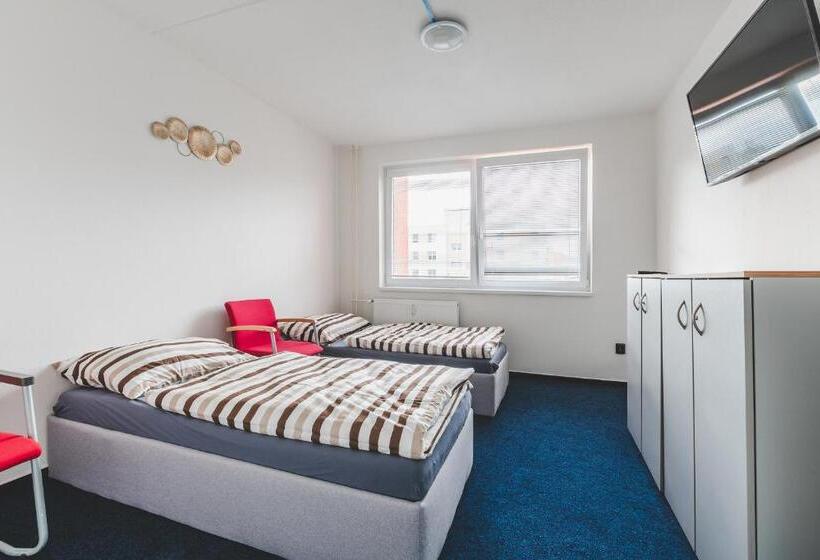 Bp Hostel / Urbinská 144