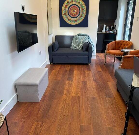 Пансион Bespoke Gallery Guesthouse
