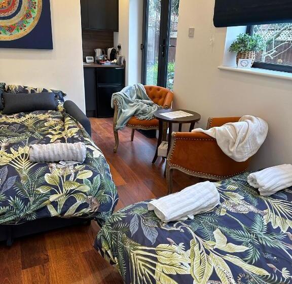 Пансион Bespoke Gallery Guesthouse