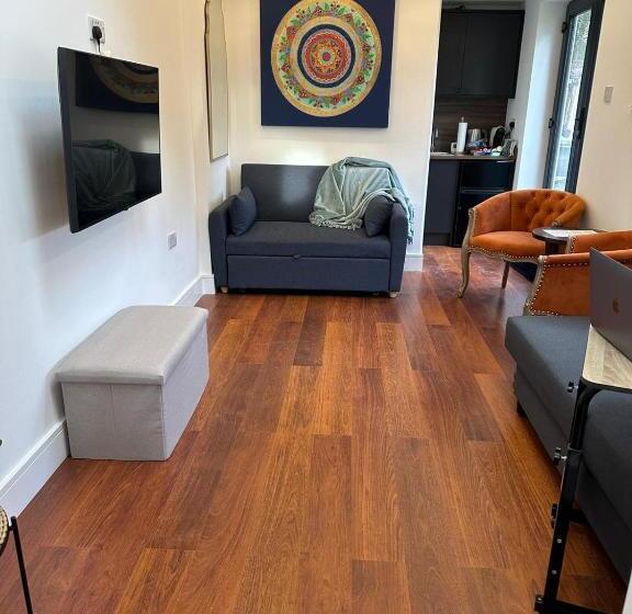 Пансион Bespoke Gallery Guesthouse