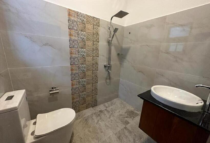 بنسيون Kaduwela Layathraa