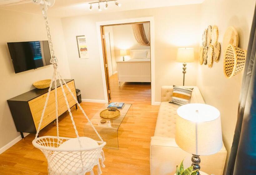 بنسيون Windsor Retreat Private Basement Suite