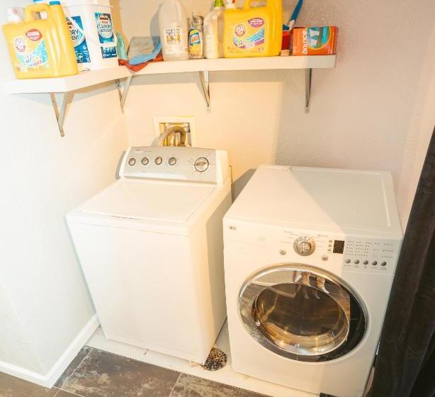 Пансион Windsor Retreat Private Basement Suite