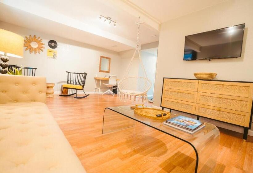 بنسيون Windsor Retreat Private Basement Suite
