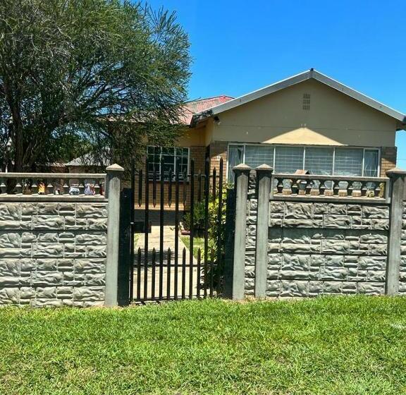 פנסיון Zuke Guest House