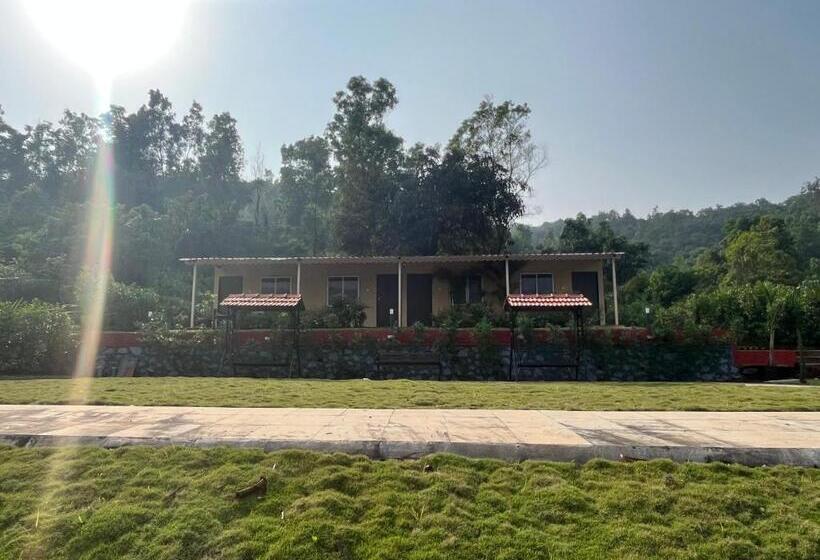 אתר נופש Vrisa Mountain Retreat