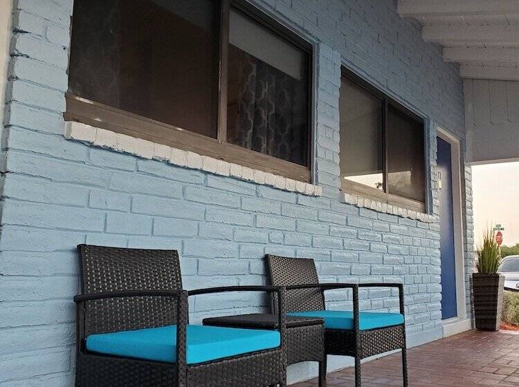 هتل Hollywood Gardens Inn & Suites