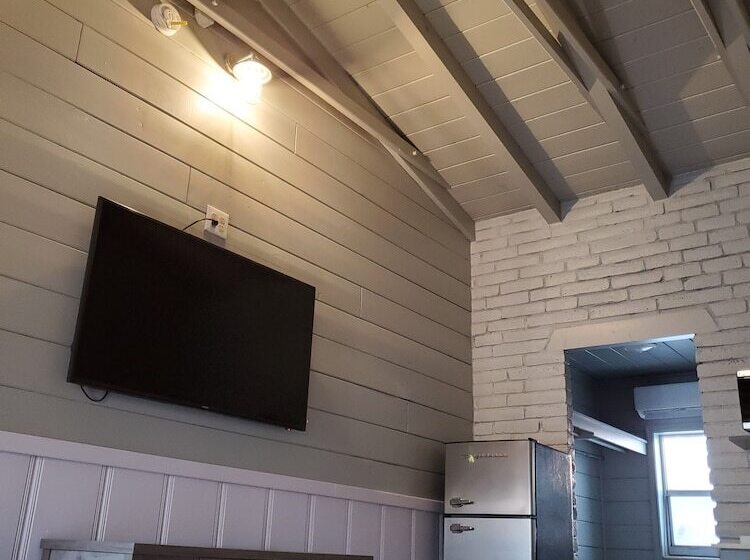 هتل Hollywood Gardens Inn & Suites