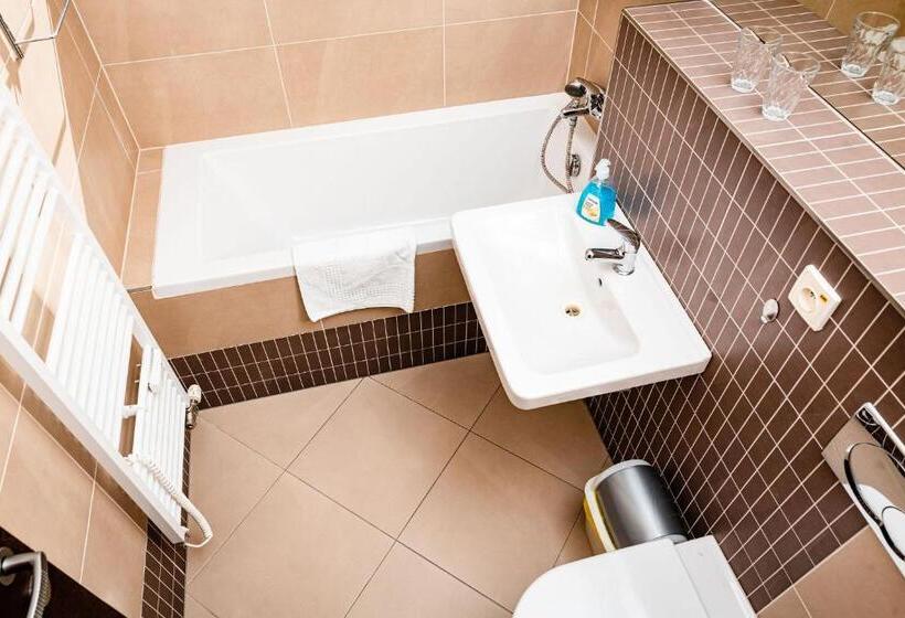 هتل Apartmanovy Dom Familia Smokovec