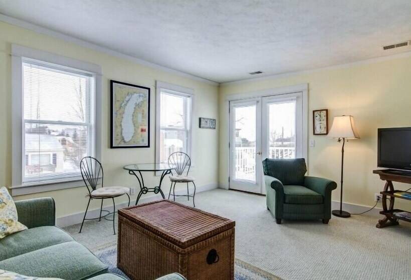 Отель Captain's Cottage Suites