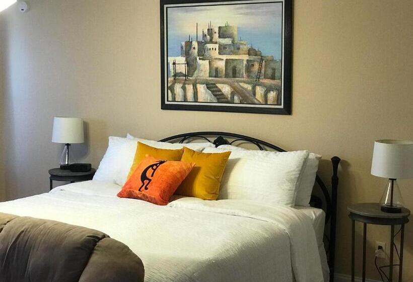 هتل Castle Creek Manor