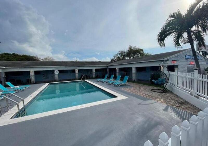 هتل Hollywood Gardens Inn & Suites