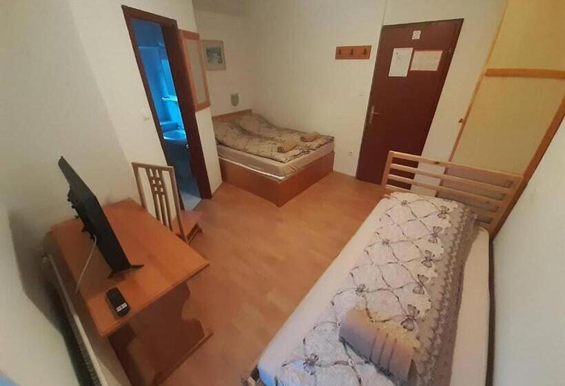 هتل Rooms Barovc By The Lake Jasna