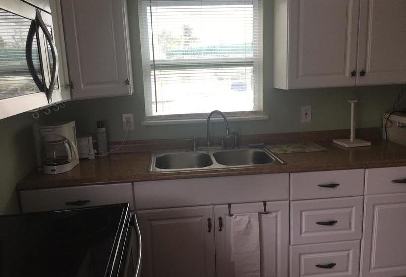 فندق Smuggler's Cove Resort And Marina