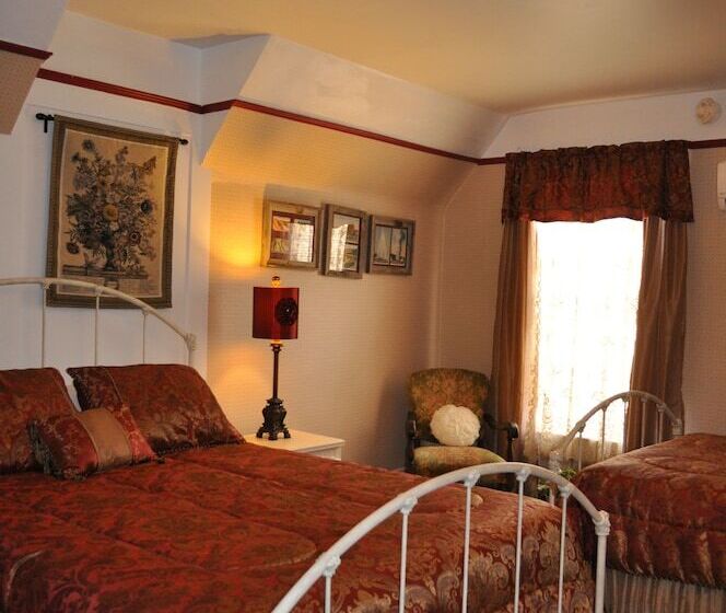 هتل Victorian Inn & Carriage House
