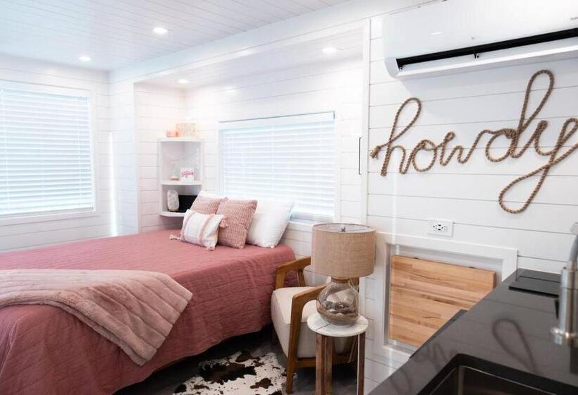 هاستل New Cowgirl Shipping Container Home