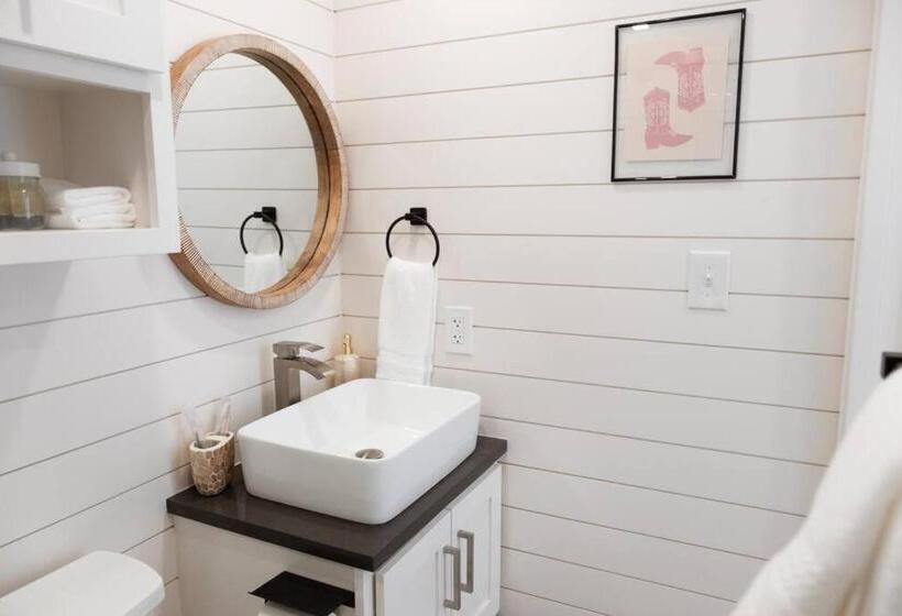 هاستل New Cowgirl Shipping Container Home