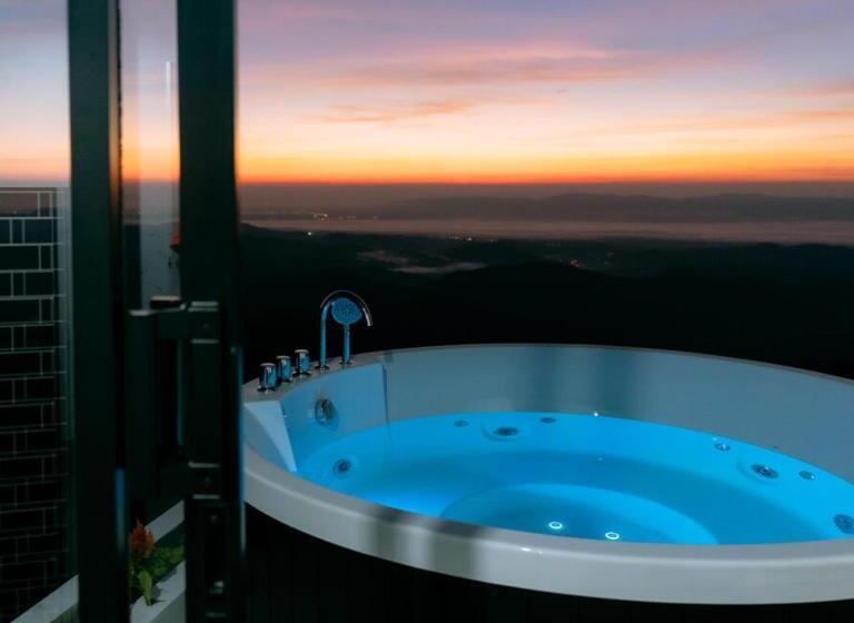 هتل Above The Clouds   Chiang Rai