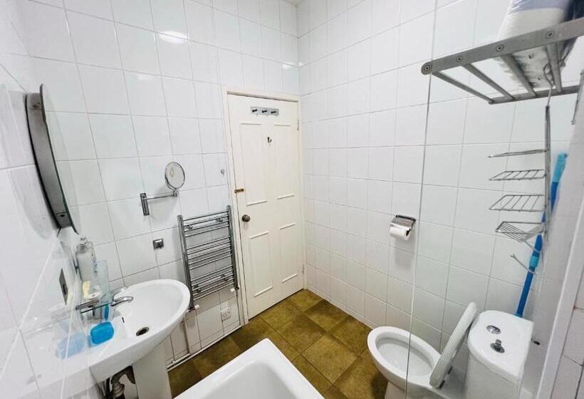 Отель Great Entire Apartment At Regent St. And Oxford St. London
