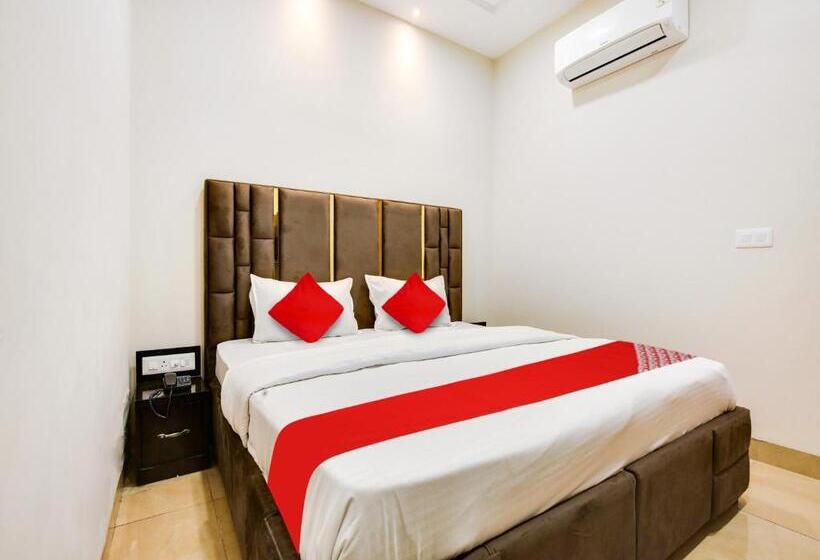 Fabhotel Globe Inn