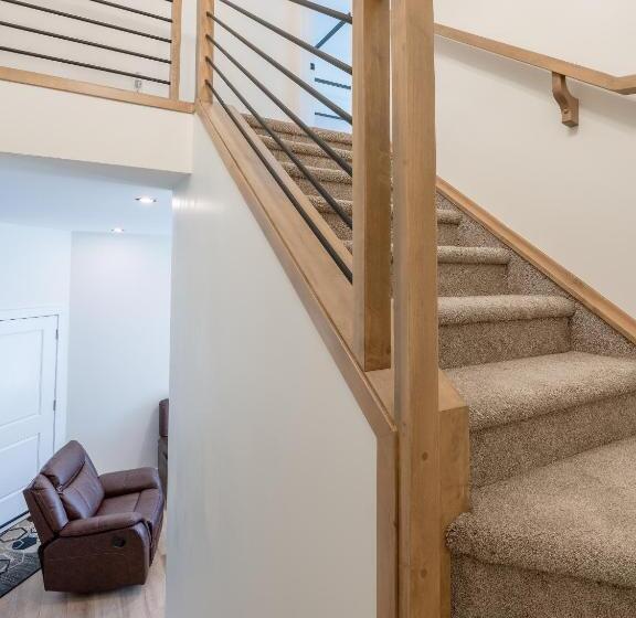 پانسیون Room 2 Of Lovely Home, Montgomery Downtown Calgary