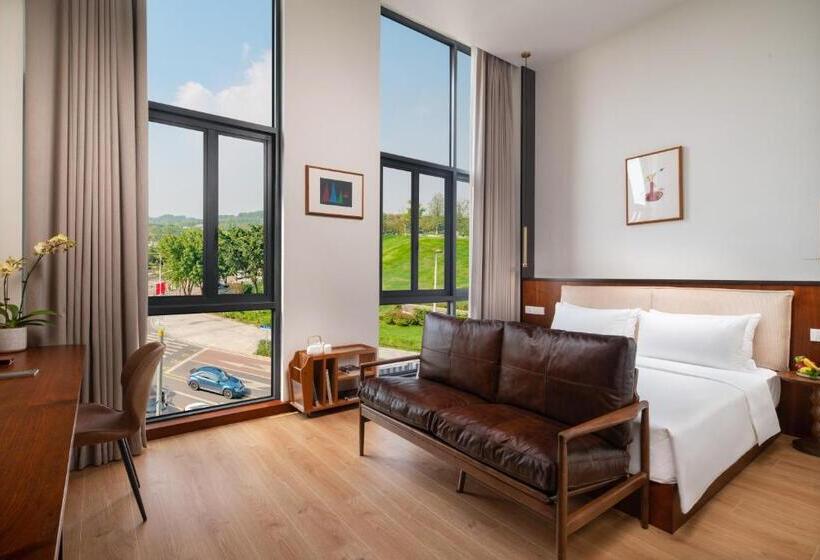 Wuyu Hotel, Smart Park & Happy Valley Jinshansi Metro