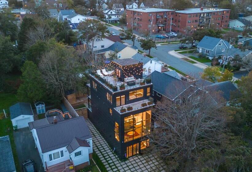 تختخواب و صبحانه Luxury Bnb   Halifax Rooftop   The Sunrise Room