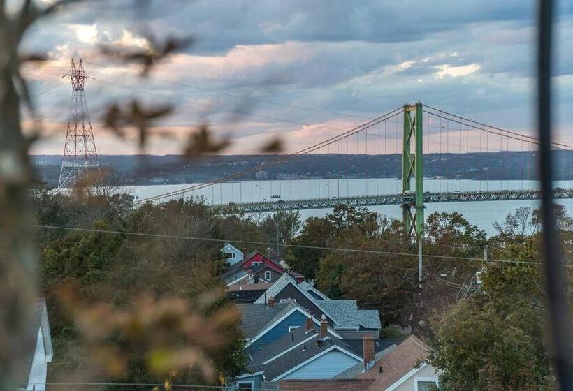 تختخواب و صبحانه Luxury Bnb   Halifax Rooftop   The Sunrise Room