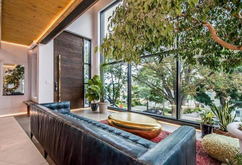 تختخواب و صبحانه Luxury Bnb   Halifax Rooftop   The Sunrise Room