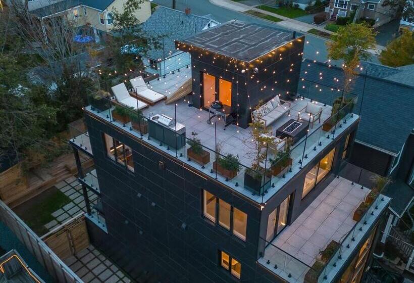 تختخواب و صبحانه Luxury Bnb   Halifax Rooftop   The Sunrise Room