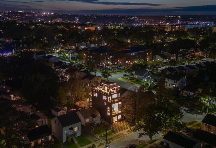 تختخواب و صبحانه Luxury Bnb   Halifax Rooftop   The Sunrise Room