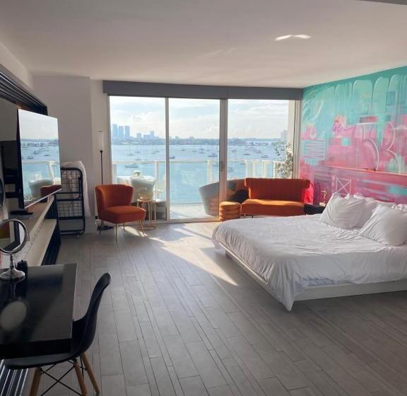 هتل Bay View King Suite With Balcony