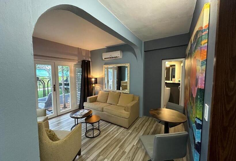 Old Crow Hotel And Suites