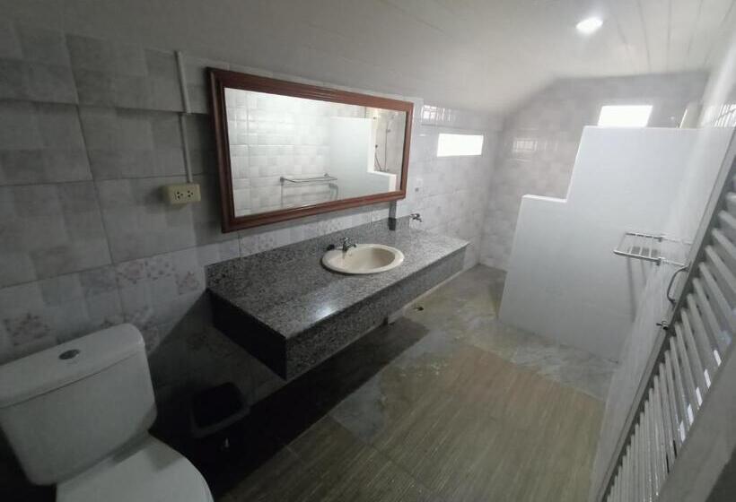 פנסיון Journey House Bangsean