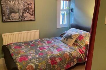 پانسیون The Totnes Guest House. Upstairs At Zappa S
