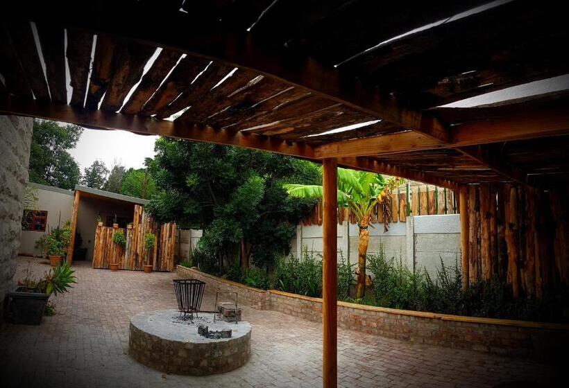 هاستل Uthando Backpackers Lodge