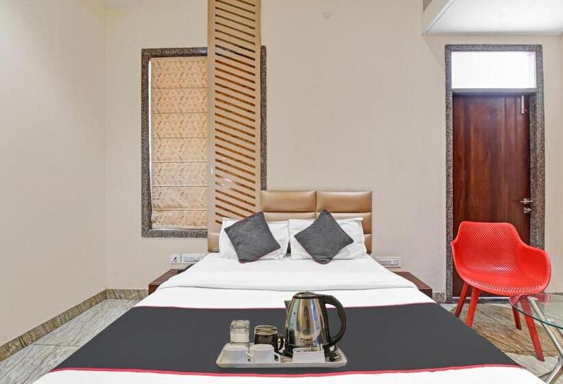 Collection O 70296 Hotel Sarover