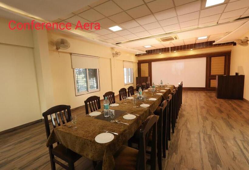 فندق Sharveen Classic Inn